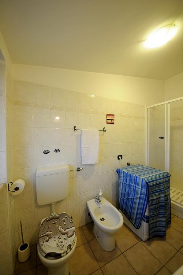 A La Vue Chambre Bagno Condiviso Shared Both2Piano No Lift No Navetta A Pagamento Aria Condizionata Ed Extra Bed 3 Minuti A Piedi Da Bus Per Fiera Di Roma Fiumicino Zewnętrze zdjęcie