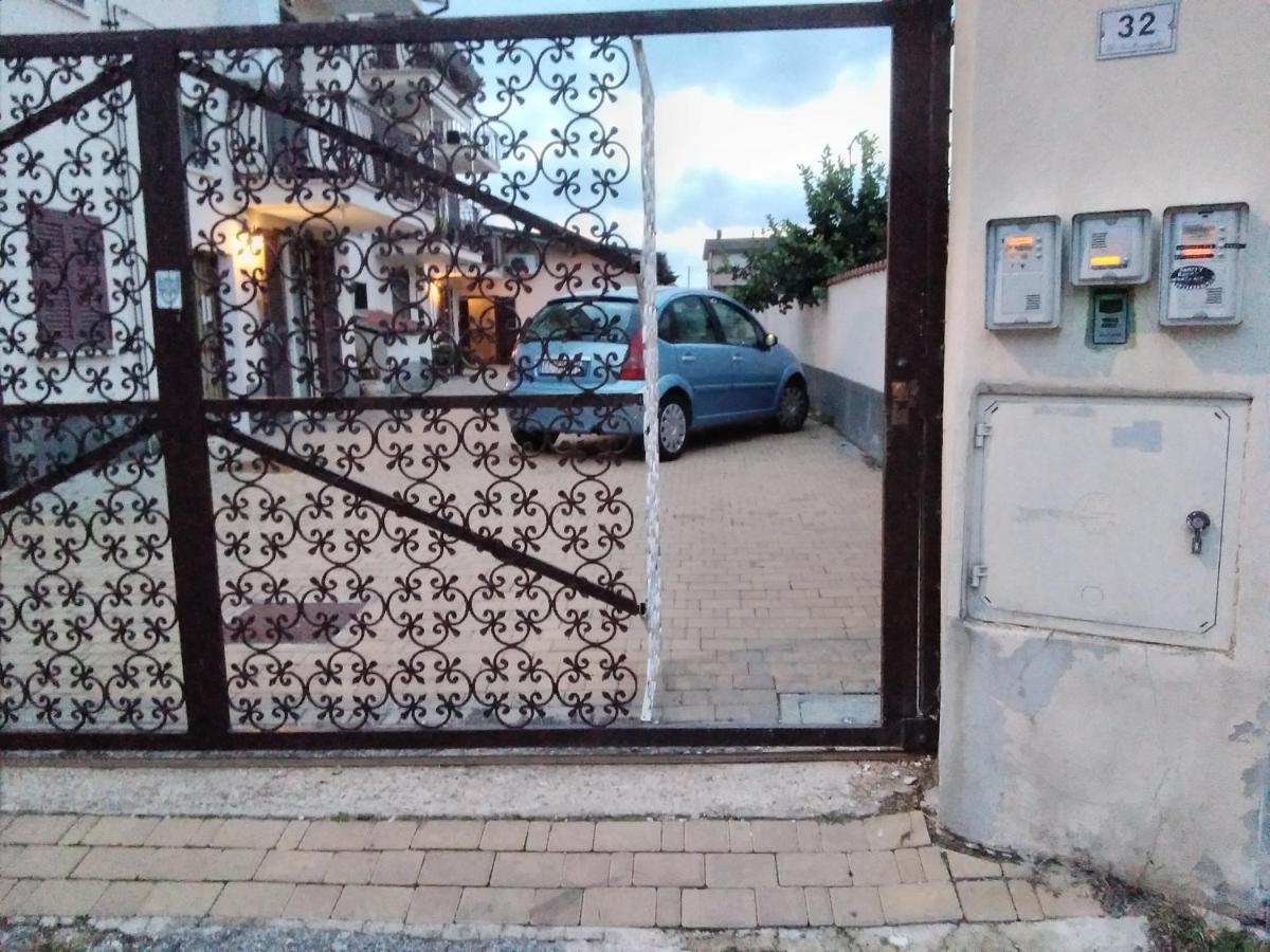 A La Vue Chambre Bagno Condiviso Shared Both2Piano No Lift No Navetta A Pagamento Aria Condizionata Ed Extra Bed 3 Minuti A Piedi Da Bus Per Fiera Di Roma Fiumicino Zewnętrze zdjęcie
