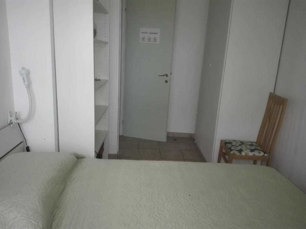 A La Vue Chambre Bagno Condiviso Shared Both2Piano No Lift No Navetta A Pagamento Aria Condizionata Ed Extra Bed 3 Minuti A Piedi Da Bus Per Fiera Di Roma Fiumicino Zewnętrze zdjęcie