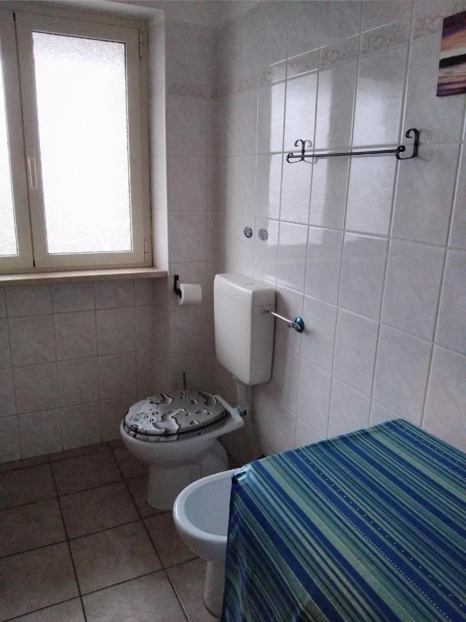 A La Vue Chambre Bagno Condiviso Shared Both2Piano No Lift No Navetta A Pagamento Aria Condizionata Ed Extra Bed 3 Minuti A Piedi Da Bus Per Fiera Di Roma Fiumicino Zewnętrze zdjęcie